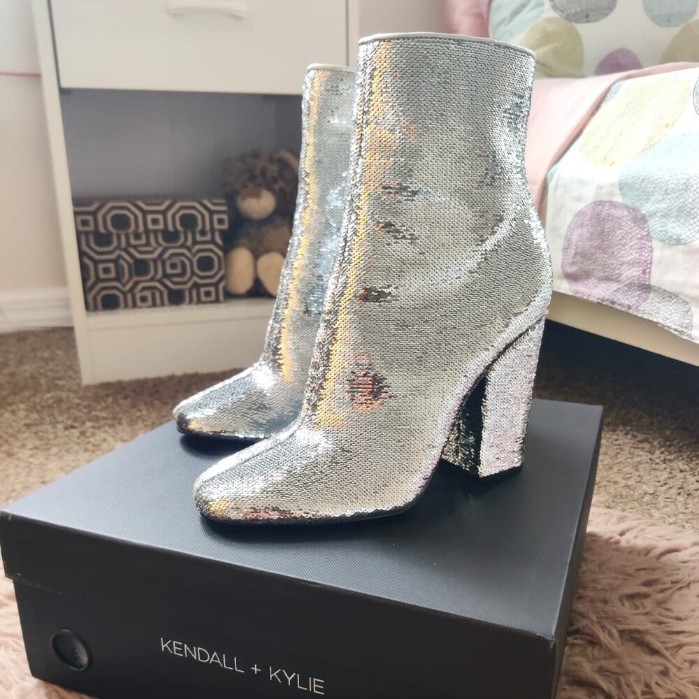 Kendall + Kylie ankle Silver sequin booties . Size 7 . New with box